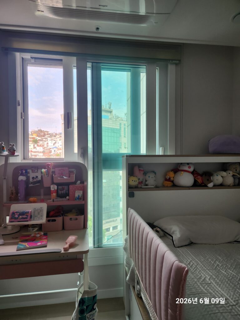 여름방학에도 아침에 해가 잘 들어올 수 있도록 암막커텐을 달지 않은 아이방